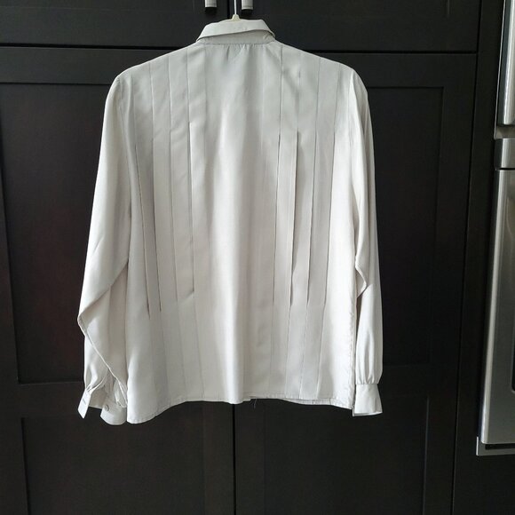 100% silk blouse. Size 4 - Picture 2 of 8